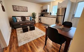Adorable 1- Bedroom Suite In Langford