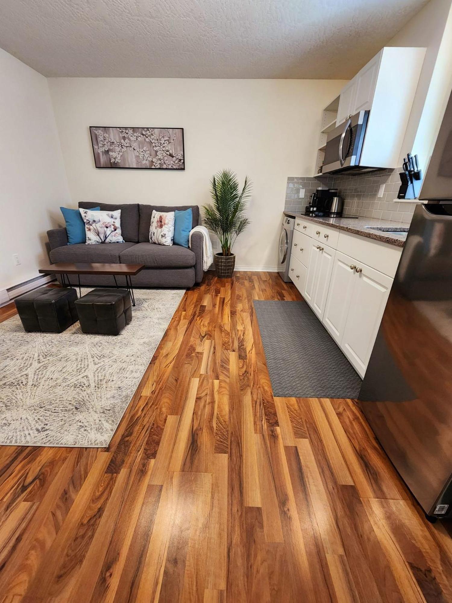 Adorable 1- Bedroom Suite In Langford Victoria Exterior photo