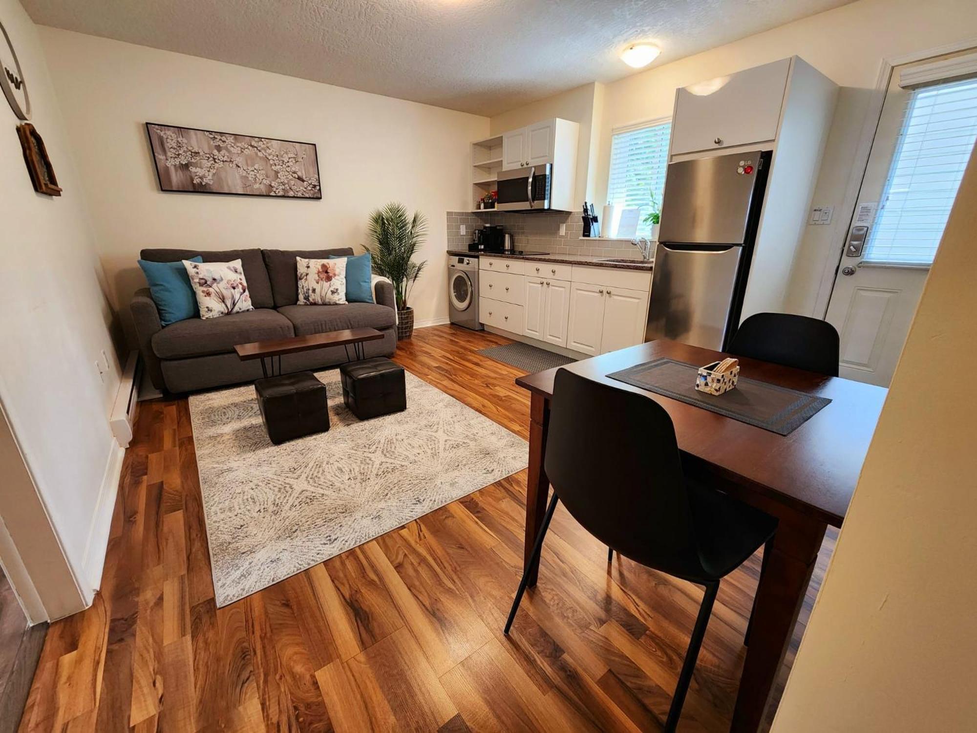 Adorable 1- Bedroom Suite In Langford Victoria Exterior photo