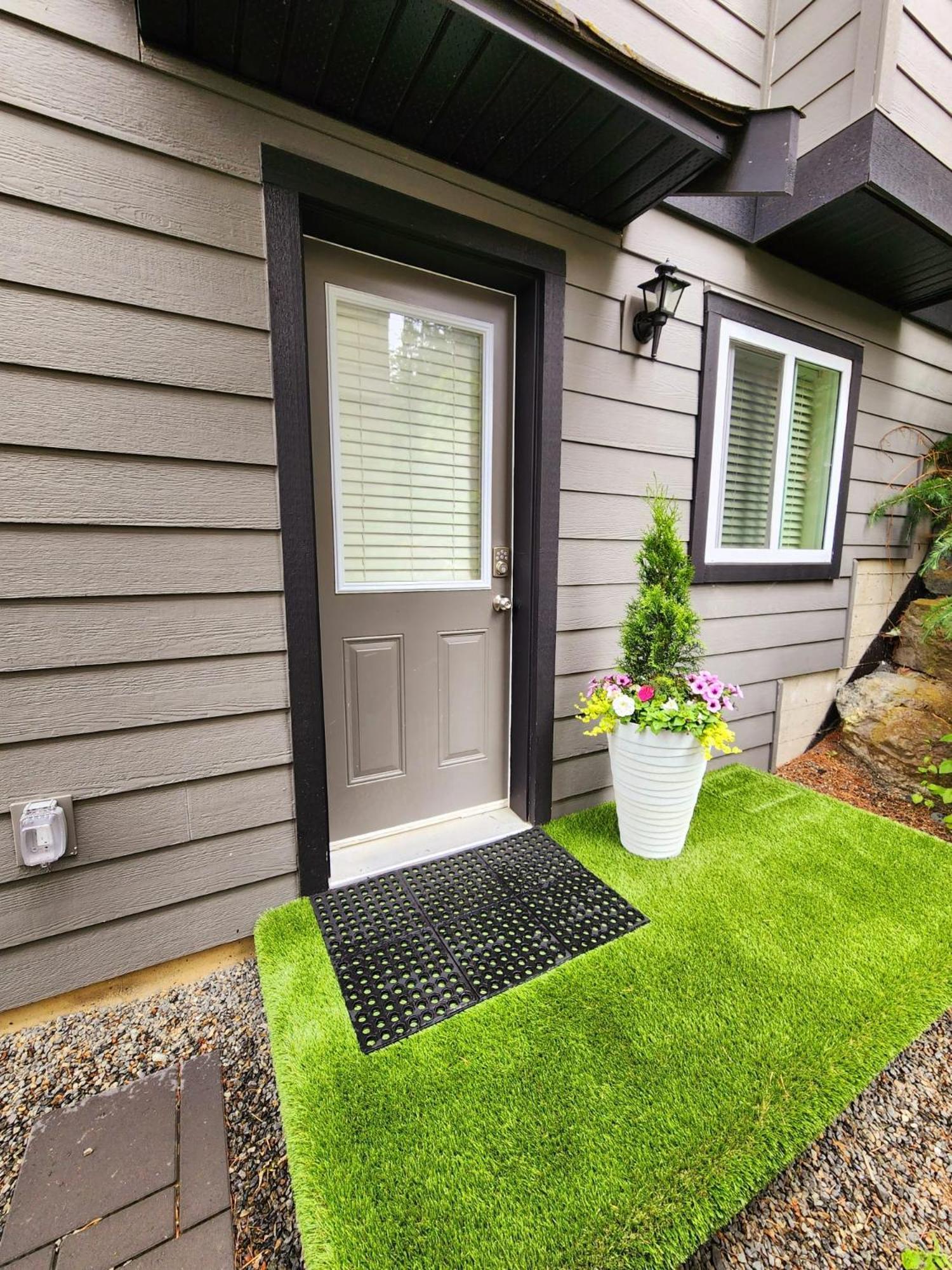 Adorable 1- Bedroom Suite In Langford Victoria Exterior photo